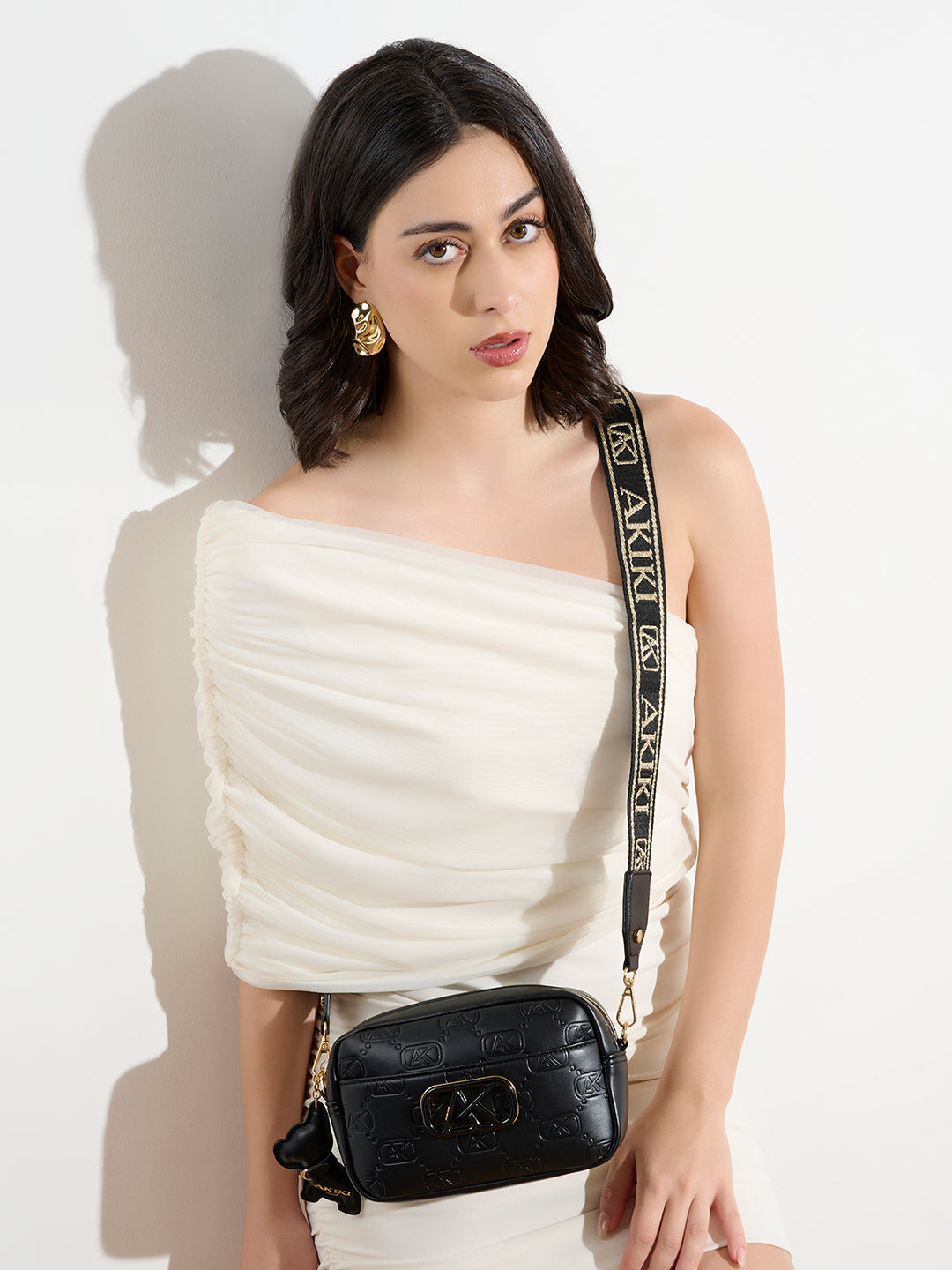 Chiswick 23 Medium Sling Bag Black