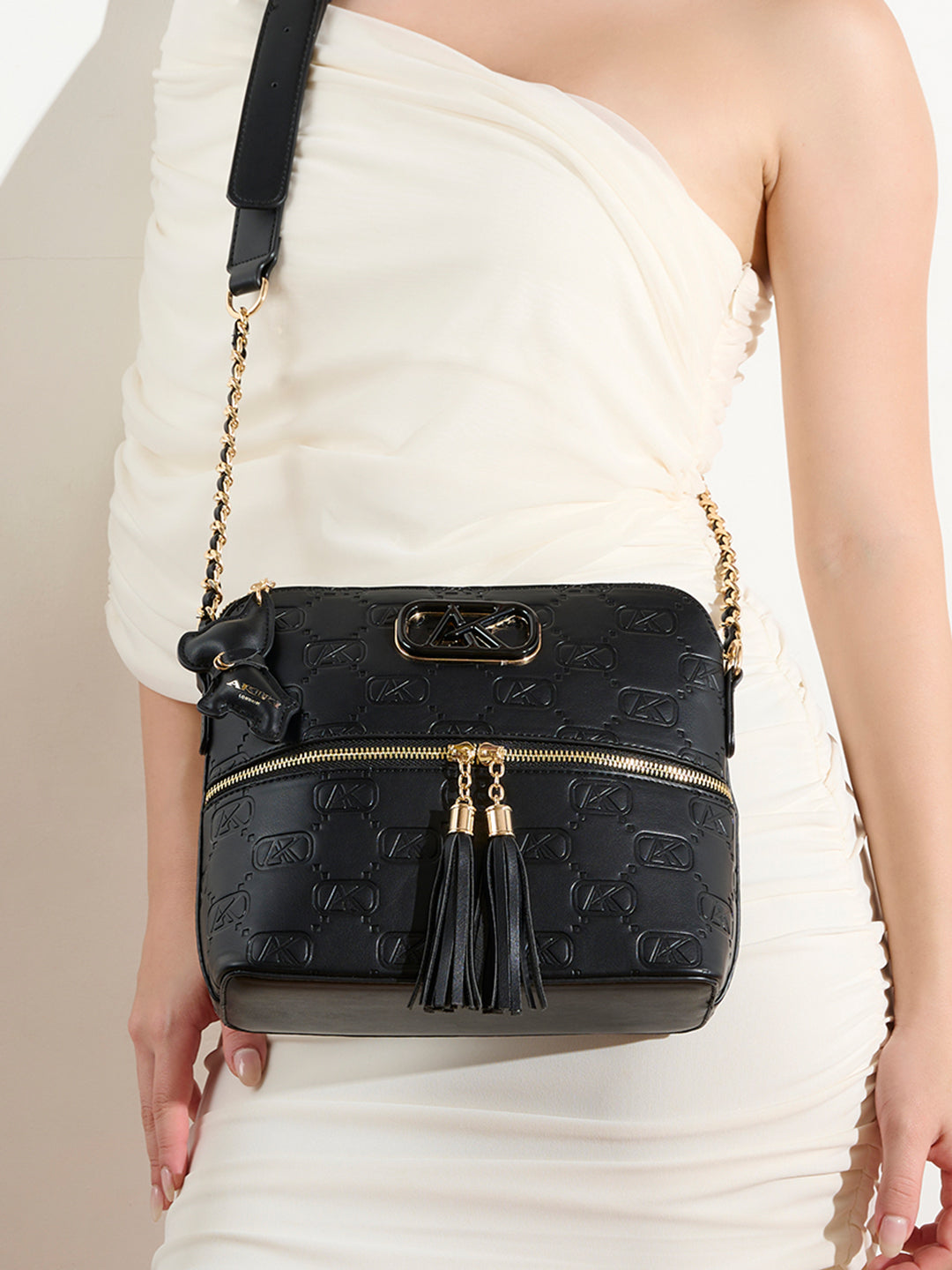 Hatton 24 Medium Sling Bag Black