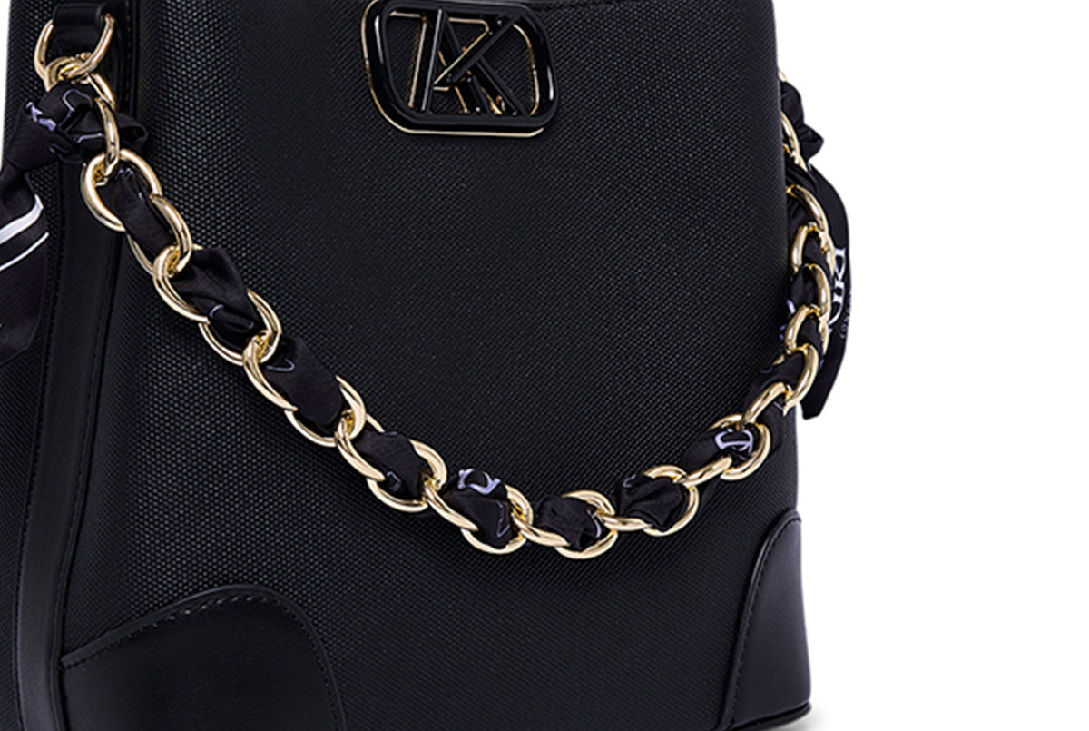Elegant Chain Detail