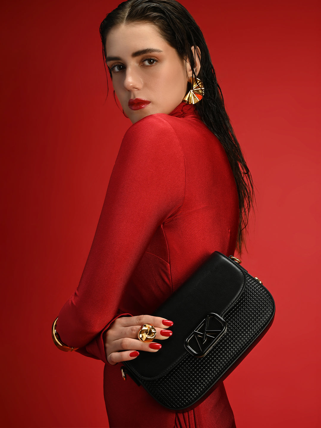Parklane Flap Medium Sling Bag Black